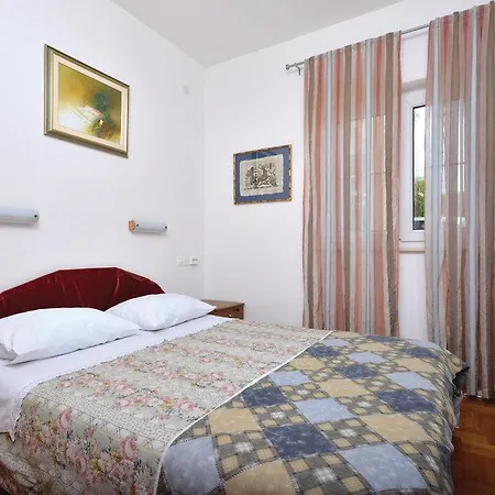 Апартаменты Two-bedroom In Jelsa Елса