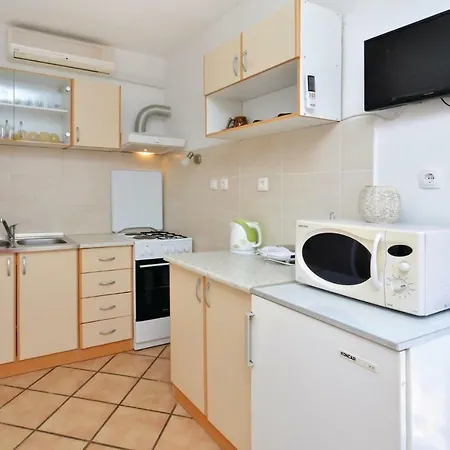 Two-bedroom In Jelsa * Елса